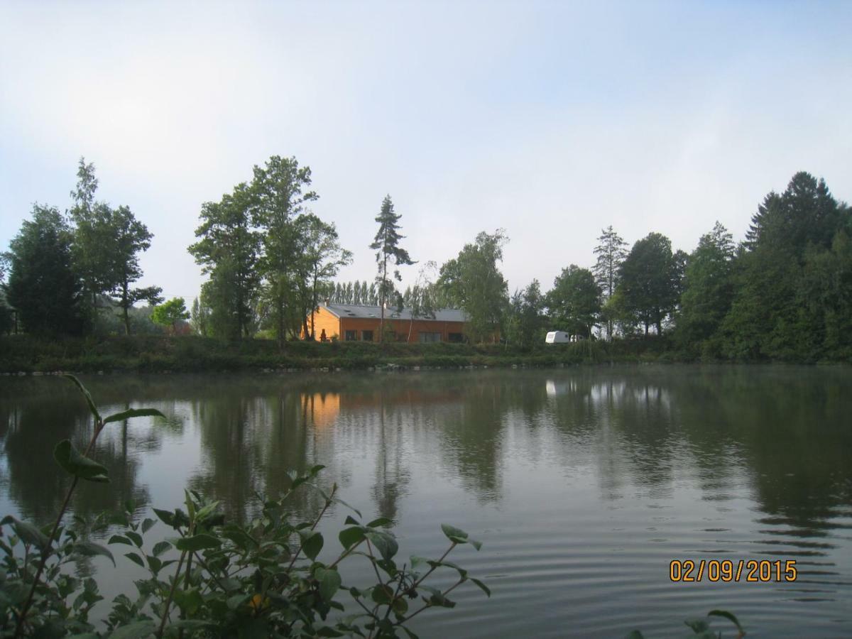 Florennes Gite Neuf 150 M2 Devant Un Grand Lac Prive De 2 Hectares Poissonneux Au Milieu Des Bois Εξωτερικό φωτογραφία